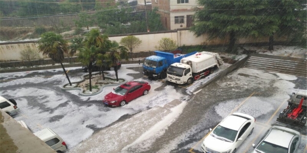 云南永丰镇遭遇冰雹袭击 覆盖地面一片雪白-图2