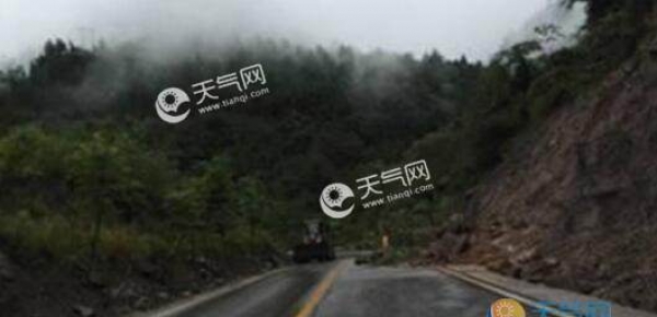 受强降雨影响 江西赣州多路段边坡塌方
