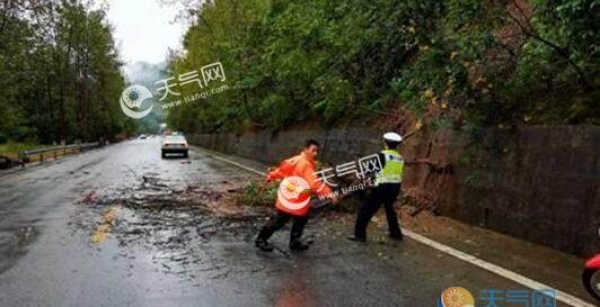 受强降雨影响 江西赣州多路段边坡塌方
