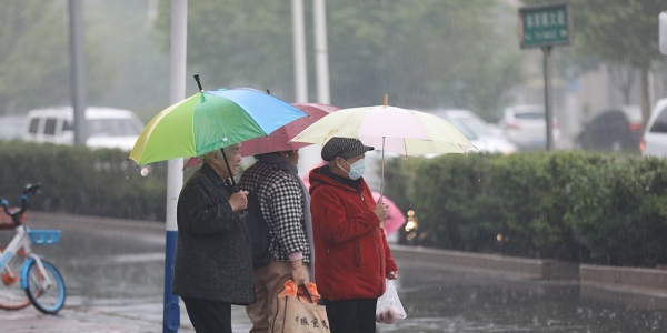 河北石家庄再迎降雨 市民周末出行受阻-图5