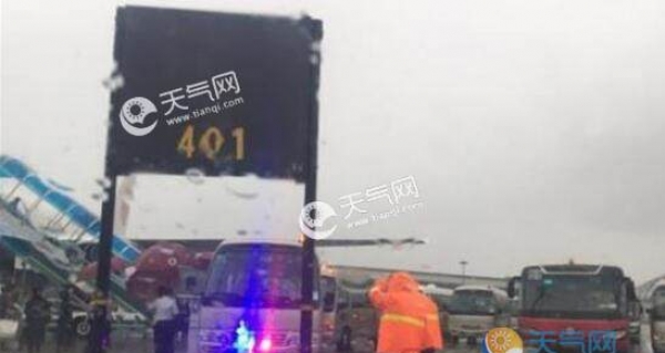受雷雨天气影响 白云机场航班大面积延误