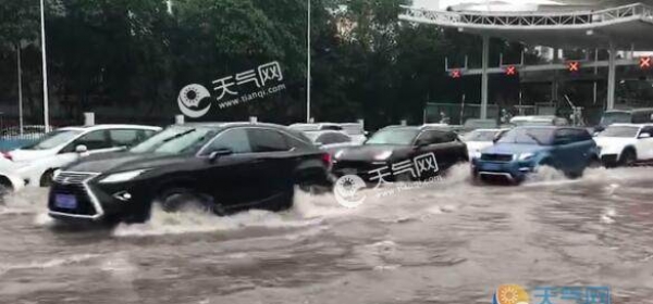 受雷雨天气影响 白云机场航班大面积延误