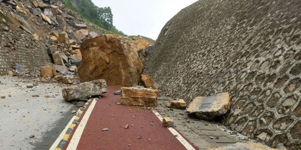 贵州织金山体塌方 巨石横路交通中断-图3