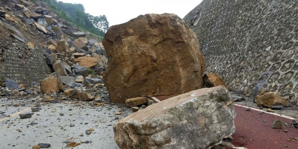 贵州织金山体塌方 巨石横路交通中断-图5
