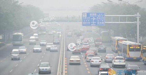 河南继续发布大雾预警 多条高速管制航班延误