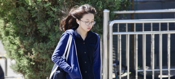 北京阵风7~8级  街头美女“风中凌乱”-图2