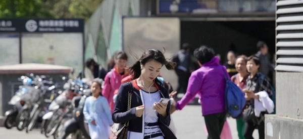 北京阵风7~8级  街头美女“风中凌乱”-图1