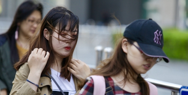 北京阵风7~8级  街头美女“风中凌乱”-图6