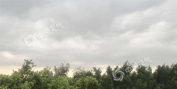 海南五一假期炎热依旧 雷雨来袭局地大到暴雨