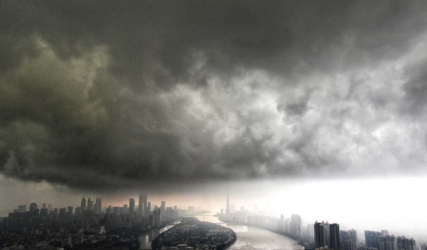 大暴雨来临前广州上空乌云翻滚 再现“一秒黑天”-图2