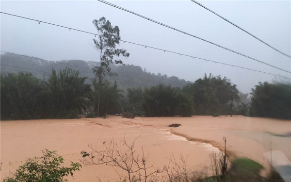 短时大暴雨！广东清远桥梁被洪水冲断-图6