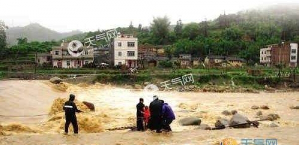广东清远连山县大雨来袭 诱发山洪酿成4死2失踪