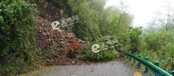 受暴雨天气影响 安徽池州一路段发生山体塌方