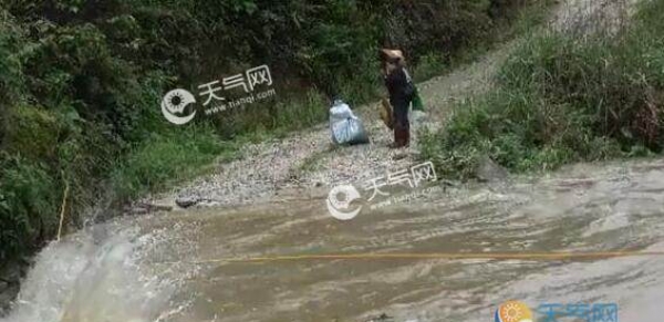 广西暴雨致4位村民被困 当地消防紧急救援