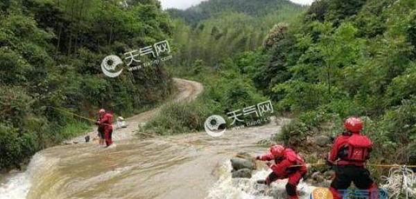 广西暴雨致4位村民被困 当地消防紧急救援
