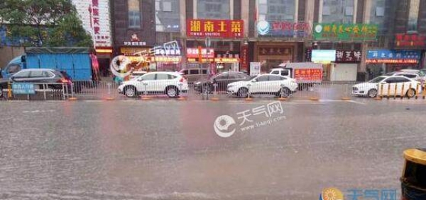 受强对流天气影响 深圳多路段积水严重