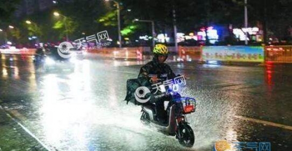 受强对流天气影响 深圳多路段积水严重
