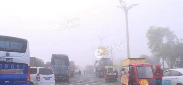 昨日重庆多地浓雾围城 部分高速路段管制