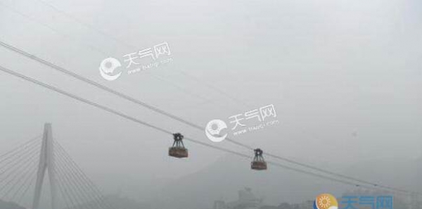 昨日重庆多地浓雾围城 部分高速路段管制