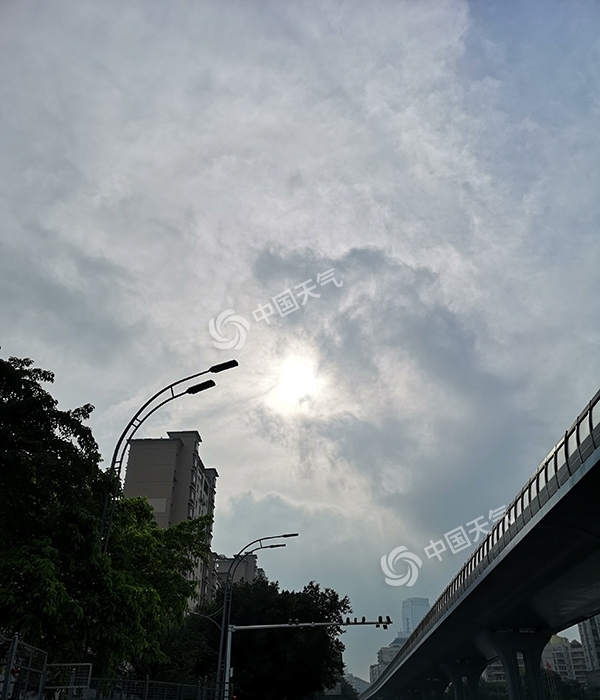 “五一”假期首日重庆冲击32℃ 夜间局地或迎来强降雨