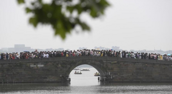 五一假期出游热 景区人从众-图1