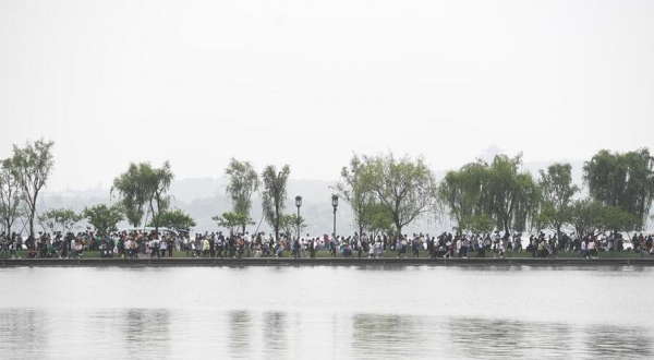 五一假期出游热 景区人从众-图3