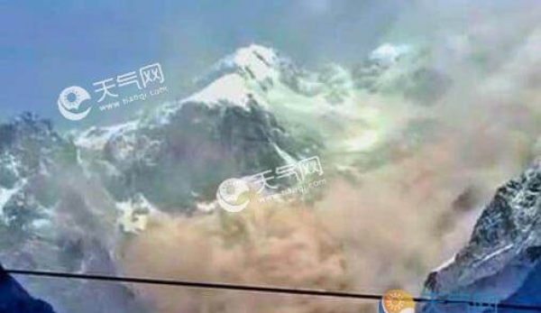 云南玉龙雪山发生山体崩塌 巨石滚滚场面震撼