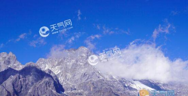云南玉龙雪山发生山体崩塌 巨石滚滚场面震撼