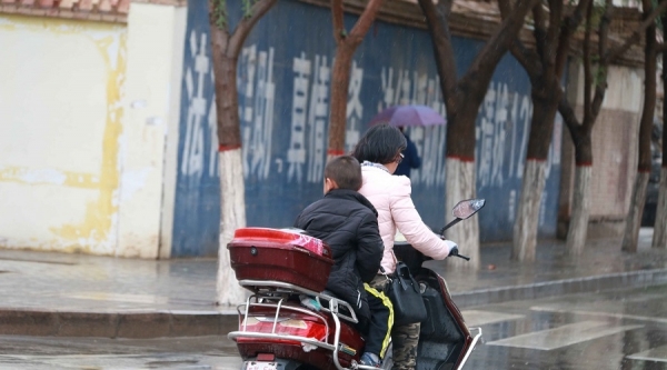 甘肃敦煌低温跌至个位数 市民冬装穿上身-图1