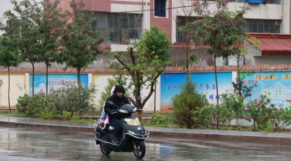 甘肃敦煌低温跌至个位数 市民冬装穿上身-图2