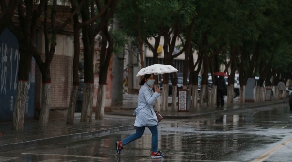 甘肃敦煌低温跌至个位数 市民冬装穿上身-图3