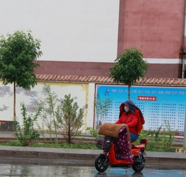 甘肃敦煌低温跌至个位数 市民冬装穿上身-图4