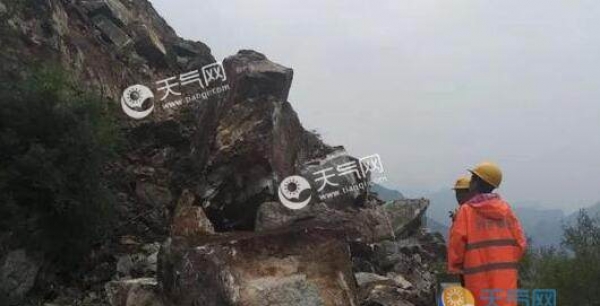 浙江台州一路段大面积塌方 交通中断无人员伤亡
