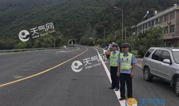 浙江台州一路段大面积塌方 交通中断无人员伤亡