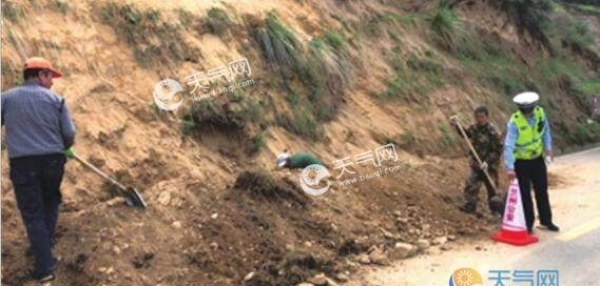受暴雨天气影响 兰山伏直公路路段发生塌方