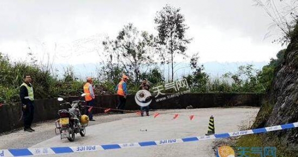 受持续性降雨影响 广西环江一路段路基坍塌