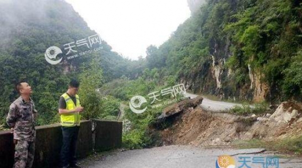受持续性降雨影响 广西环江一路段路基坍塌