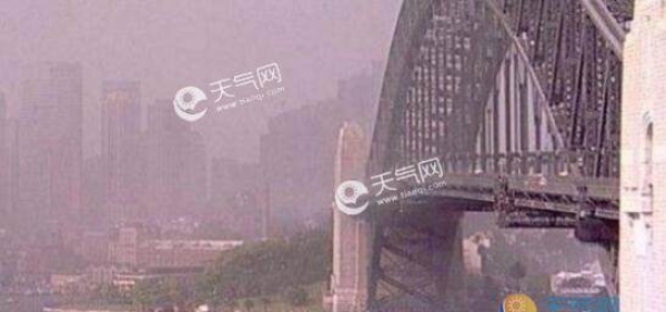 澳大利亚一小镇遭遇沙尘暴 蓝天白云瞬间便黑夜