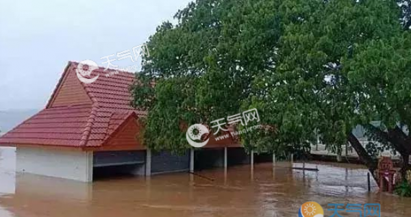 暴雨导致路面湿滑 泰国红统府发生交通事故6死4伤