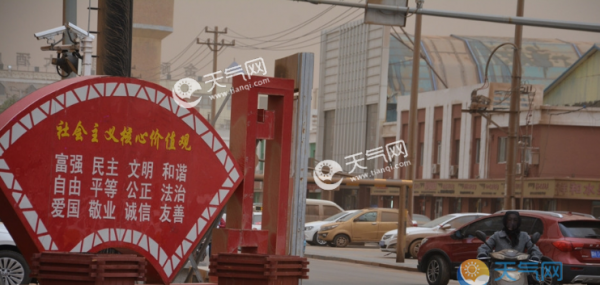 （图）内蒙古二连浩特迎最强沙尘暴 阵风达8级刮满一天