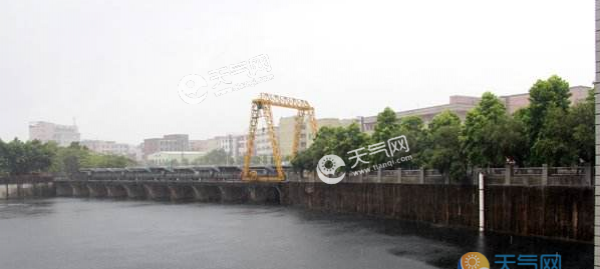 本周末南北方都有雨水 大风降温沙尘天气袭击北方