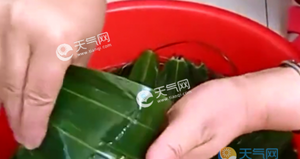 三角粽的最简单包法步骤 三角粽的包法具体步骤图解