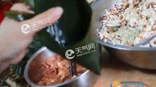 三角棕怎么折步骤图 最简单的三角粽子包法