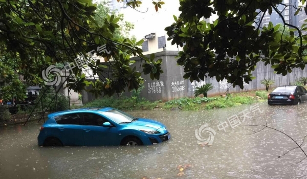 强降雨致湖南怀化积水严重 今天邵阳等湘中以南局地仍有暴雨
