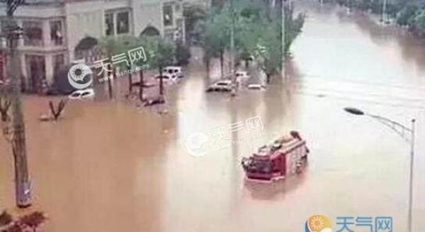 江西暴雨引发山洪 一工人被困消防紧急救援