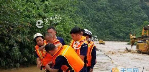 江西暴雨引发山洪 一工人被困消防紧急救援