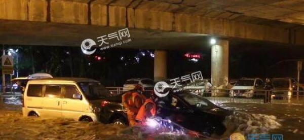 深圳暴雨致27位市民被困 消防紧急出动救援无人员伤亡