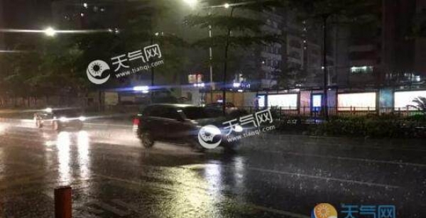 深圳暴雨致27位市民被困 消防紧急出动救援无人员伤亡