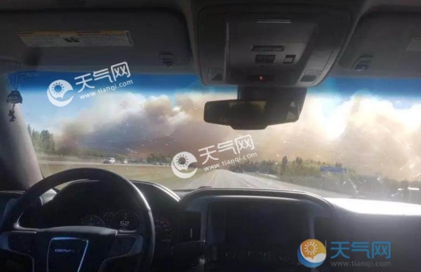 （图）加拿大森林火灾近距离拍摄 烟柱遮天直扑城镇