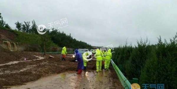 广西三江暴雨引发山体滑坡 相关路段仍在抢修中